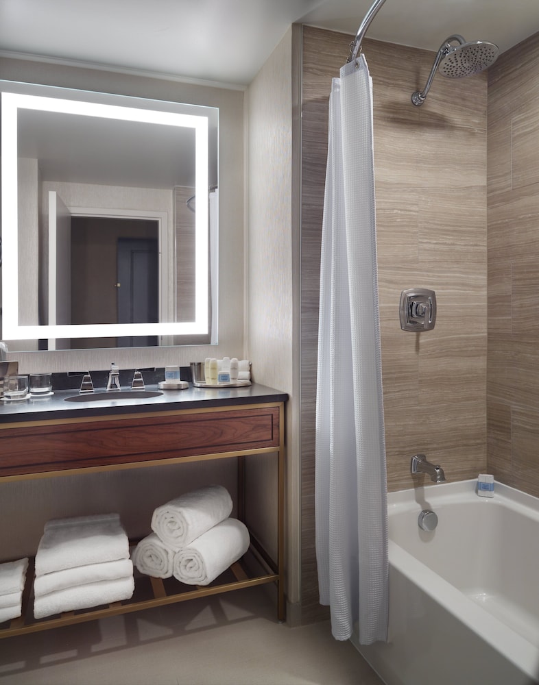 Executive Suite, 1 King Bed with Sofa bed, City View (Spacious) - Photo 13