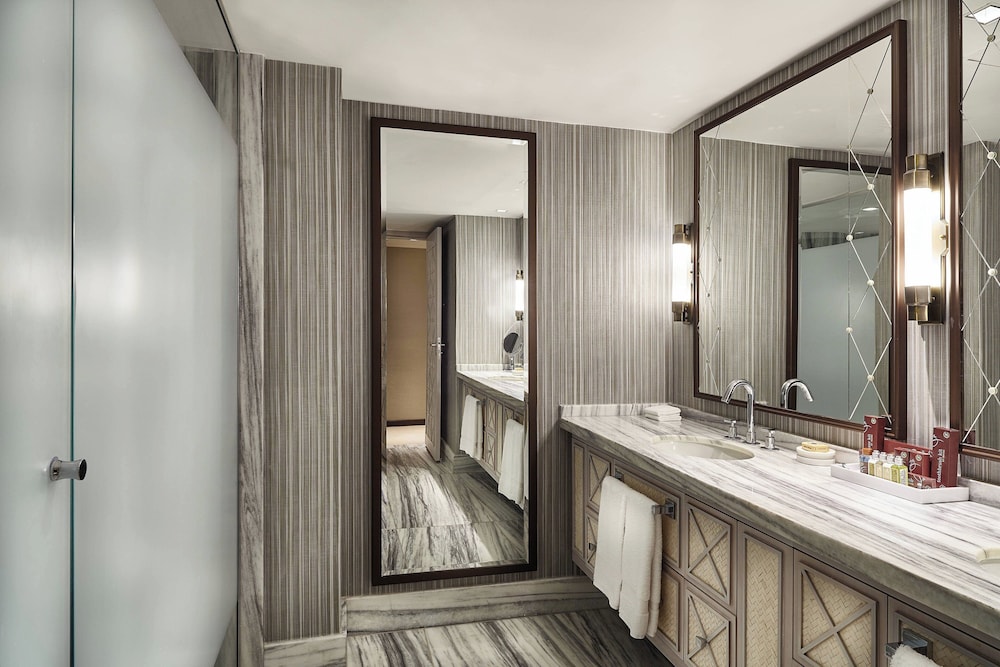 Presidential Suite, 1 King Bed (Balcony)