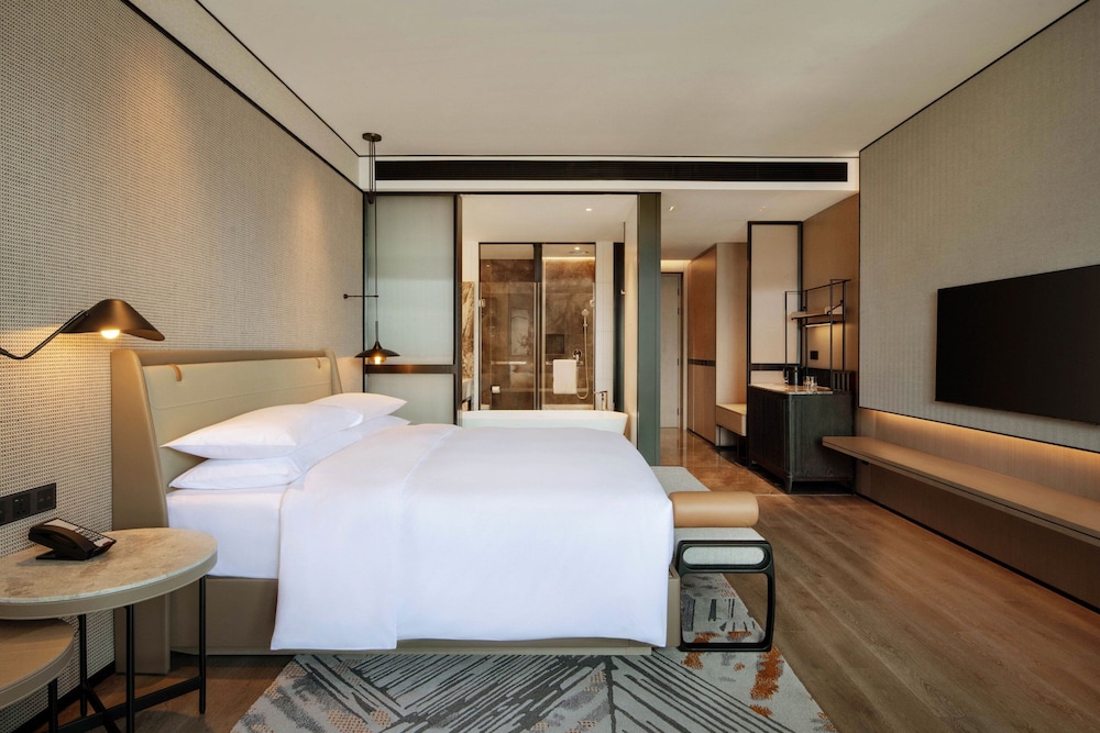 Deluxe Room, 1 King Bed, River View photo 3