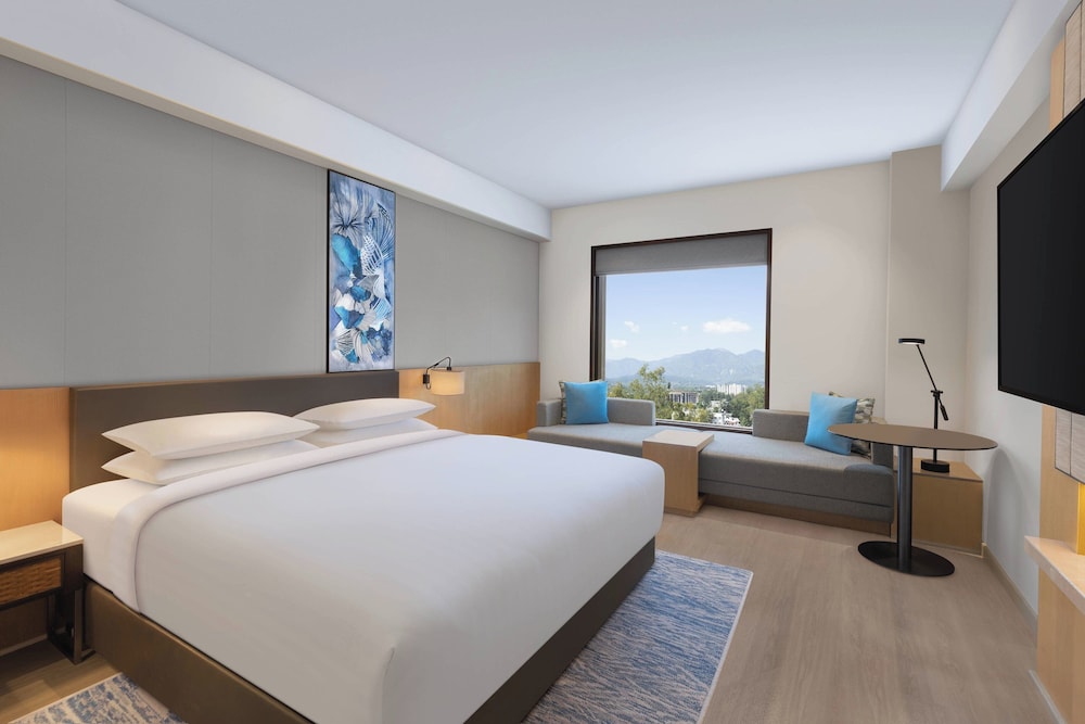 Standard Room, 1 King Bed, City View - Photo 3