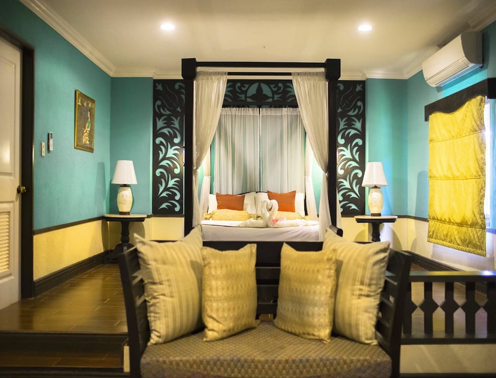Suite, 1 Queen Bed, Bathtub
