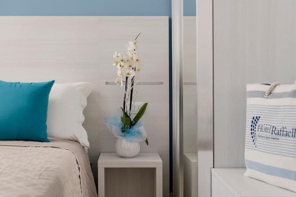 Deluxe Room, Multiple Beds, City View photo 3