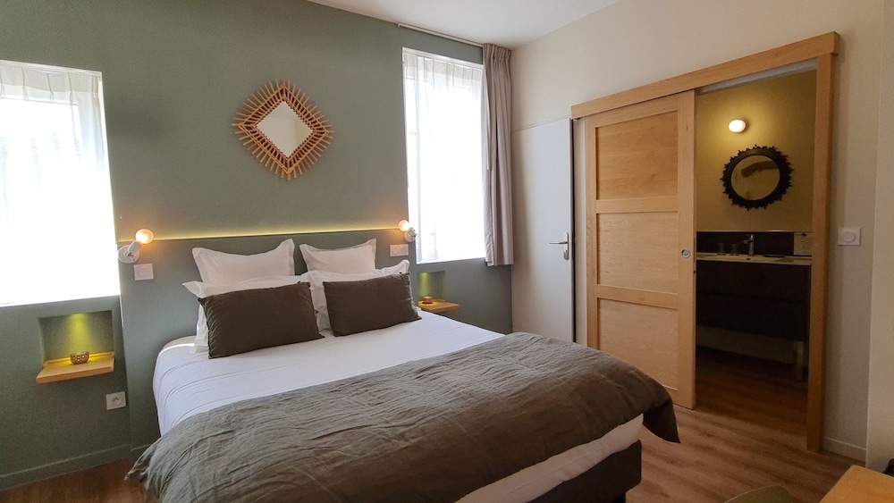 Deluxe Double Room, City View - Photo 32