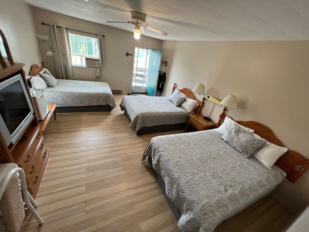 Economy Triple Room photo 1