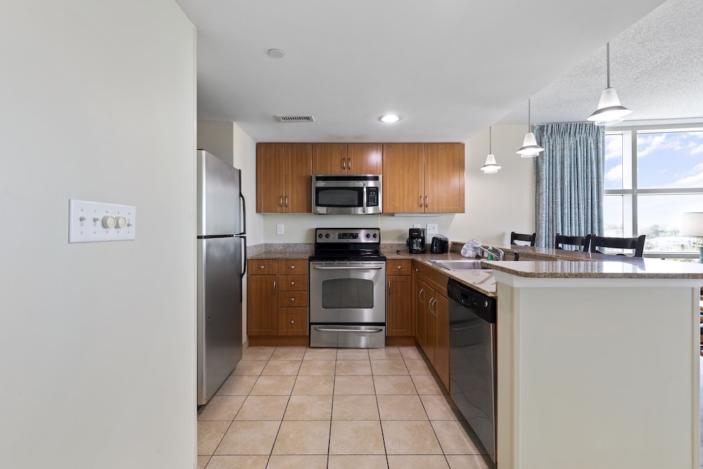 Condo, 2 Bedrooms, Balcony, Partial Ocean View, Full Kitchen photo 3