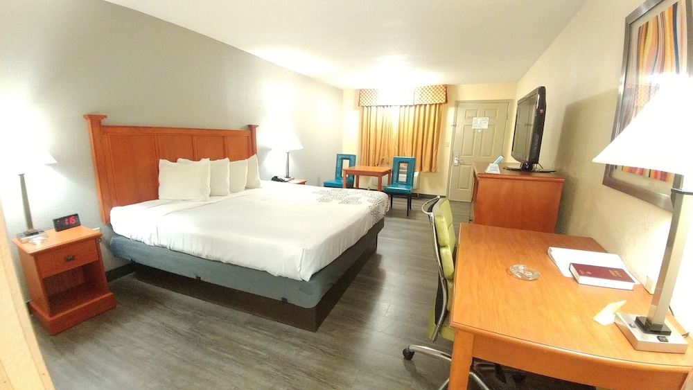 Standard Room, 1 King Bed, Non Smoking, Refrigerator & Microwave (Pet Friendly) - Photo 2