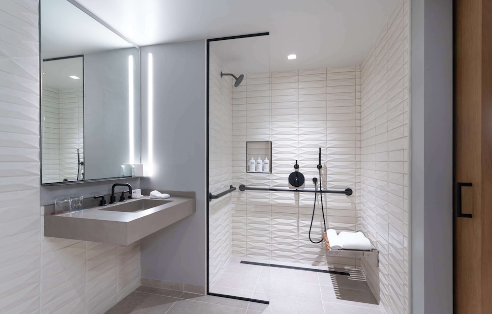 Room, 2 Queen Beds, Accessible (Shower)