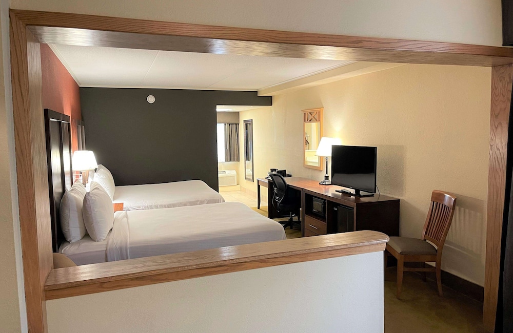 Standard Room, 2 Queen Beds, Non Smoking, Refrigerator & Microwave (Oversized Room) photo 1