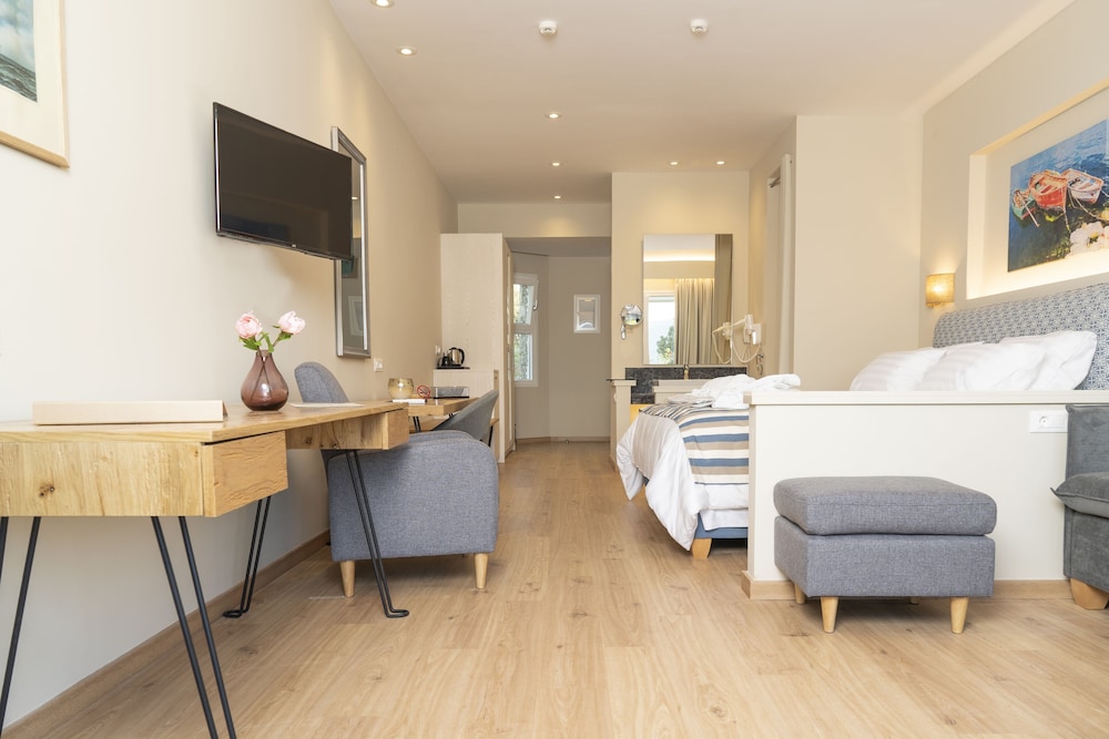 Bungalow Junior Suite with Open Hot Tub