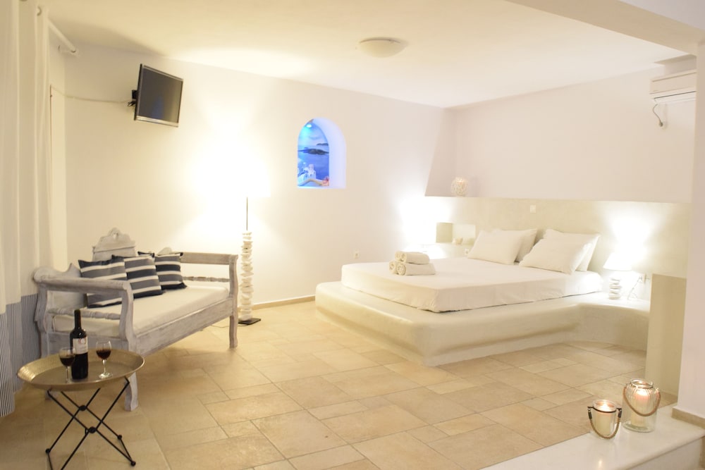 Honeymoon Suite - Photo 1