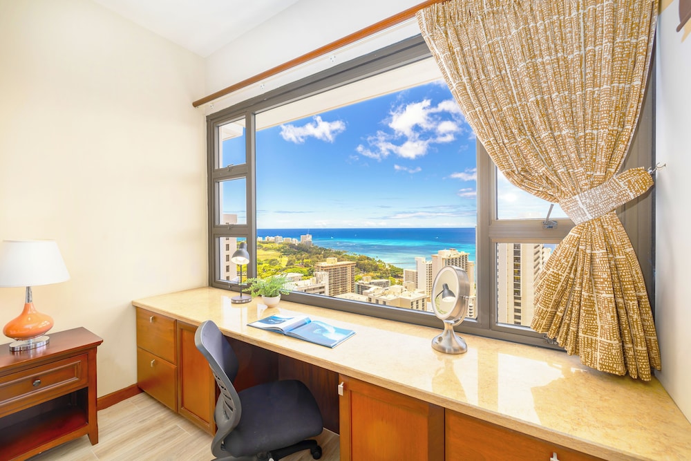Premium Remodeled Condo with Ocean View and Parking: Premium Suite, 1 King Bed, Balcony, Ocean View (0031) photo
