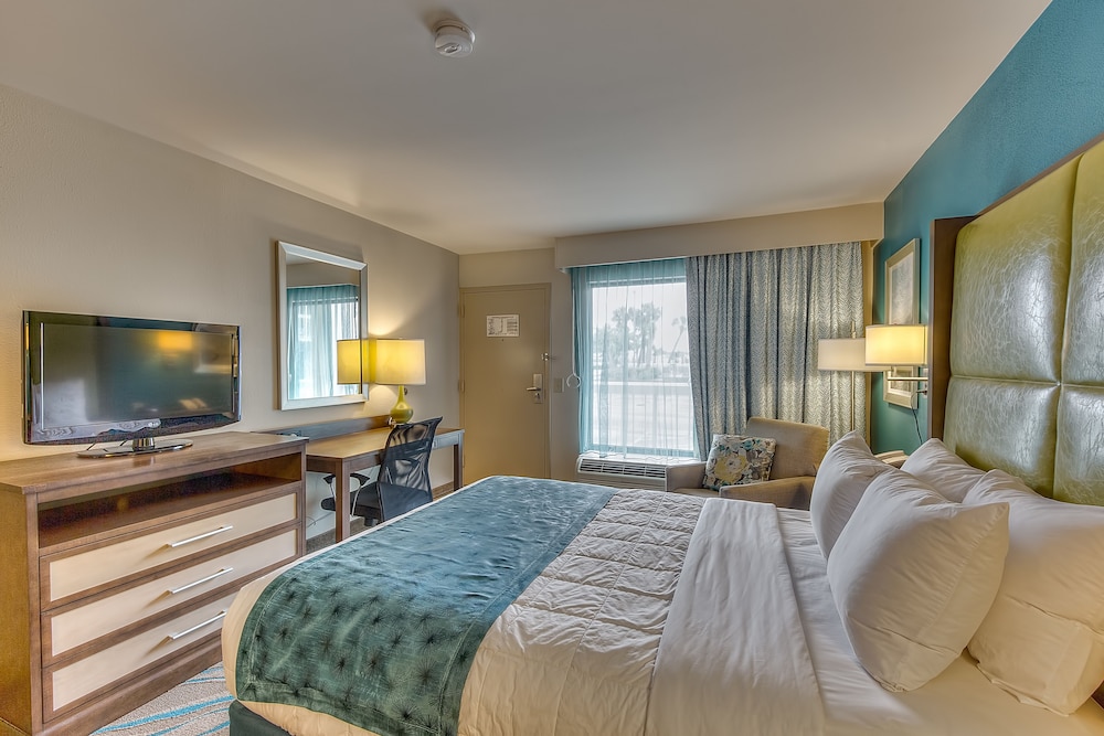 Standard Room, 1 King Bed, Non Smoking - Photo 3