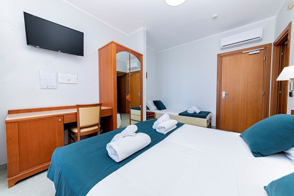 Standard Triple Room, Balcony, Sea View photo 2