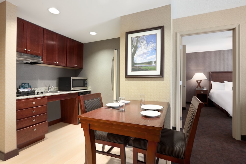 Suite, 2 Bedrooms, Accessible (Roll-in Shower) - Photo 2