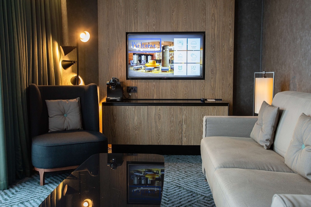 Executive Suite, 1 Bedroom - Lounge Access thumbnail 5