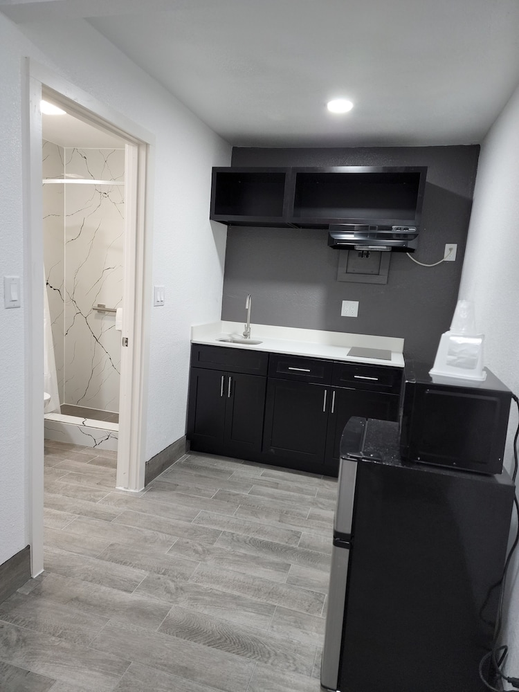 Room, 2 Queen Beds, Non Smoking (Efficiency) - Photo 11