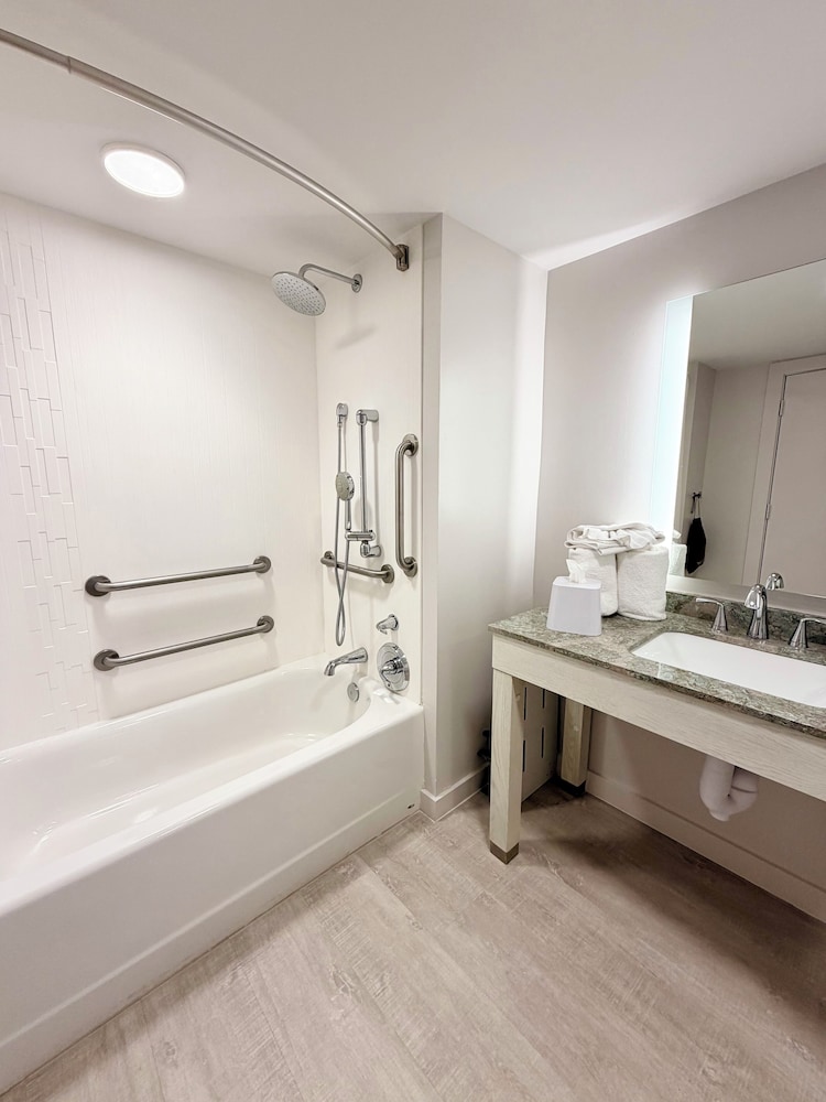 Room, 1 King Bed, Mobility Accessible, City View (ADA bathtub, No balcony) - Photo 4