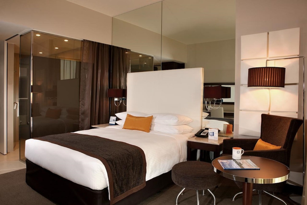 Family Room, Connecting Rooms (Queen and Twin Beds)