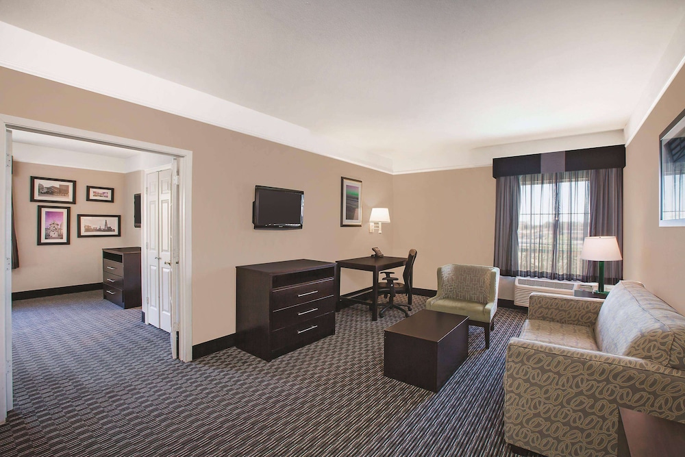 Deluxe Suite, 1 King Bed - Photo 1