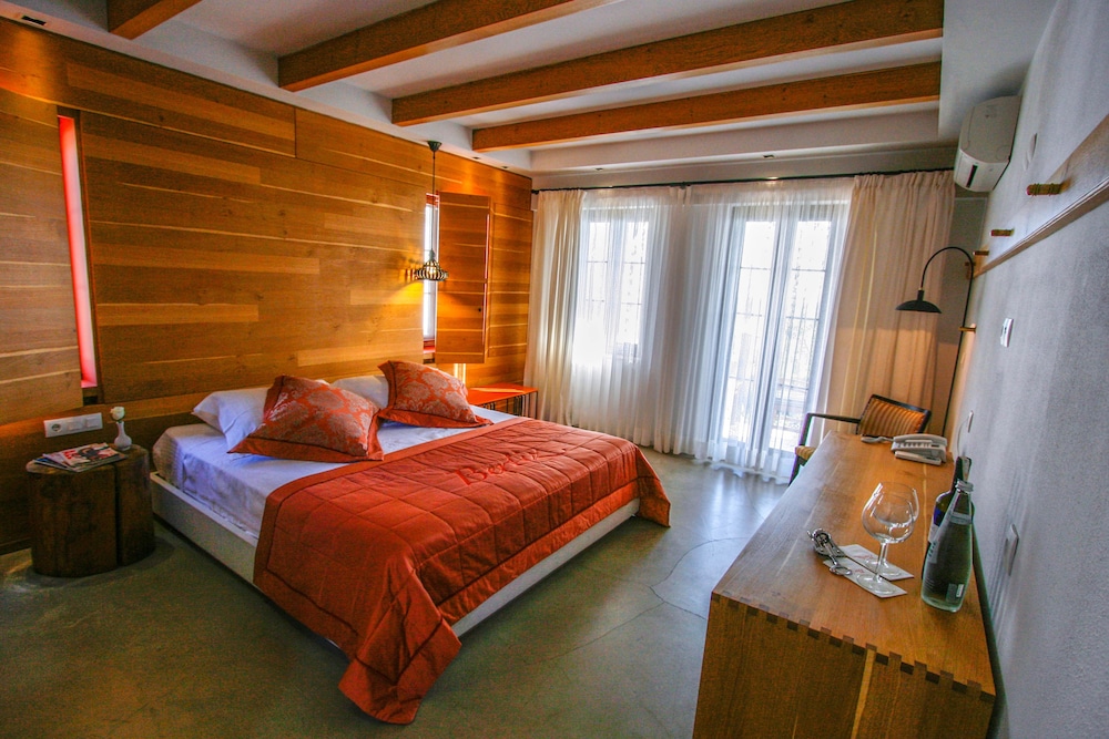 Standard Double Room, 1 King Bed, Patio, Garden View