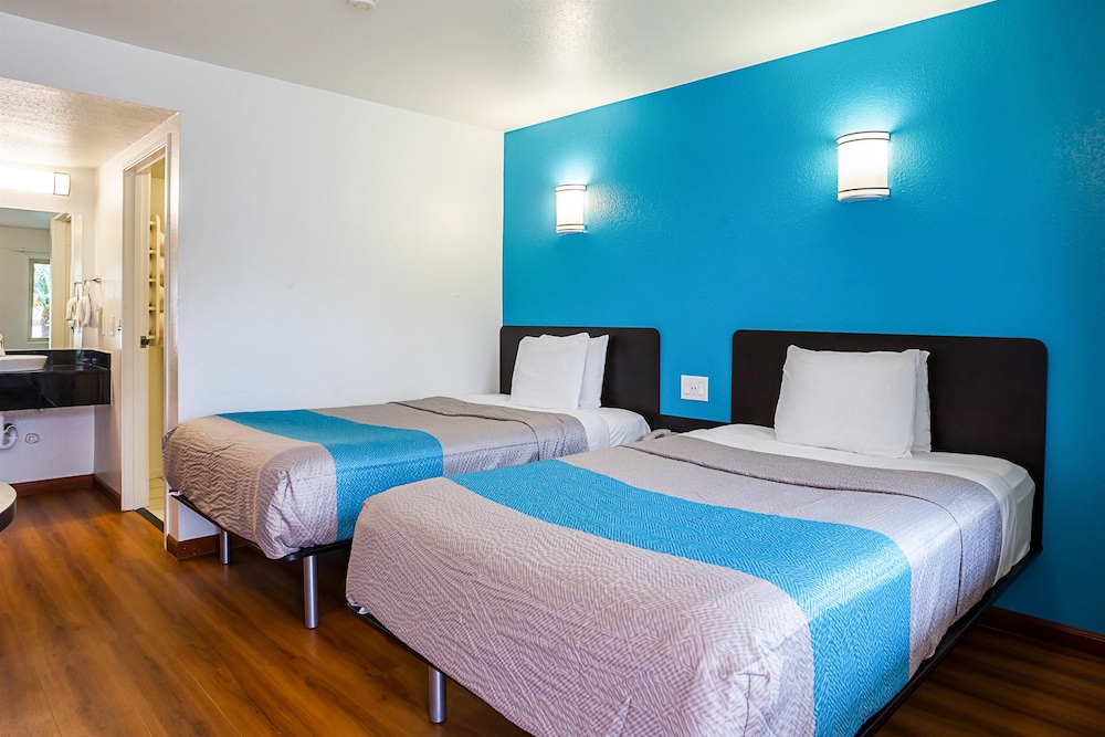 Standard Room, 2 Double Beds, Non Smoking, Refrigerator & Microwave photo 3