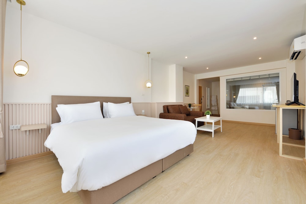 Superior Room, 1 King Bed, Non Smoking, City View photo 1