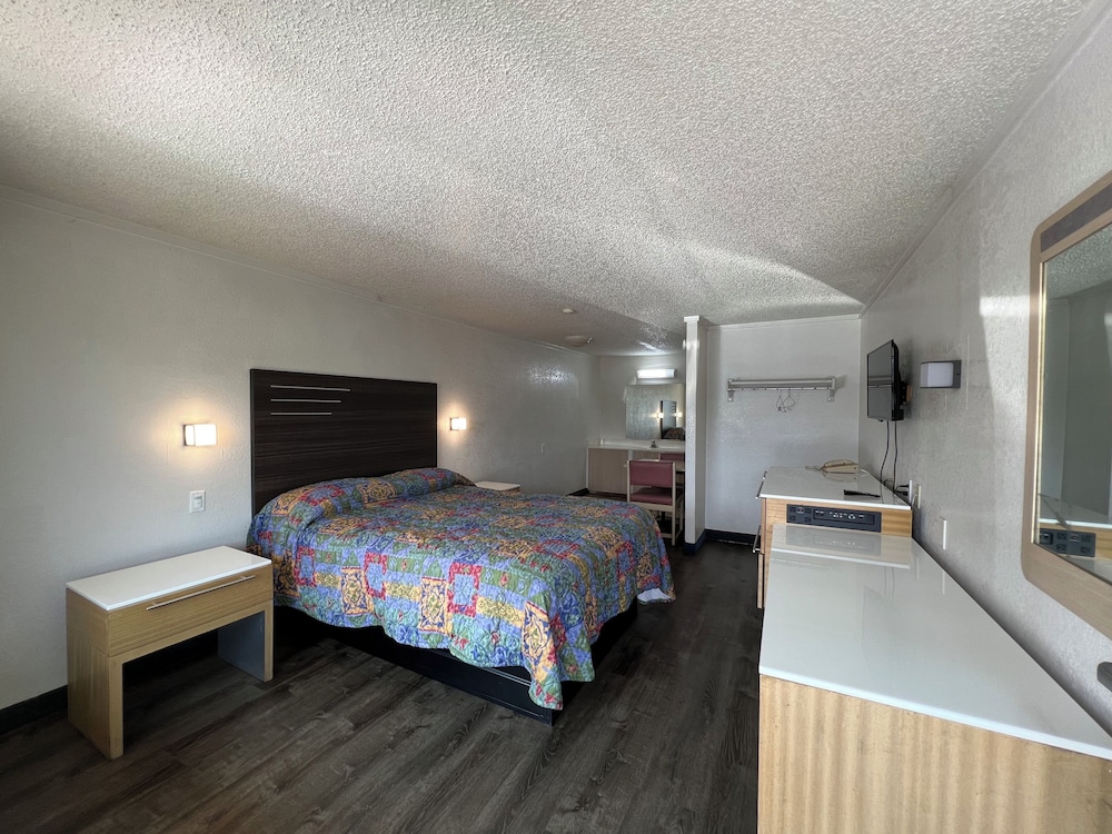 Standard Room, 1 Queen Bed, Smoking photo 1