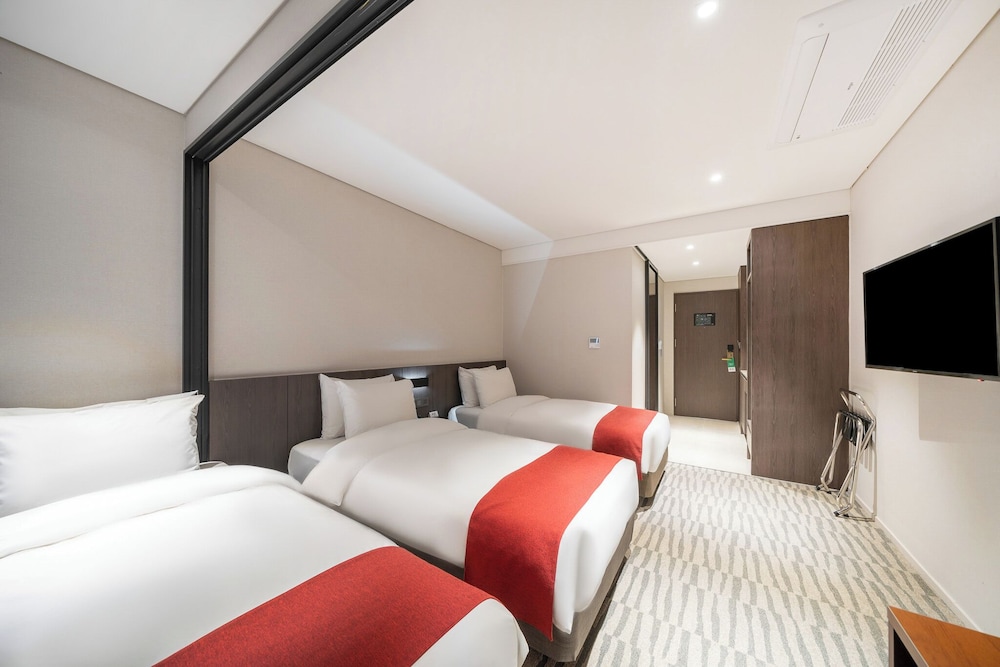 Standard Room, 3 Twin Beds, Non Smoking, City View - Photo 2