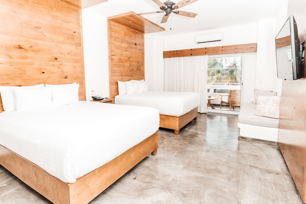 Standard Room, 2 Queen Beds - Photo 1