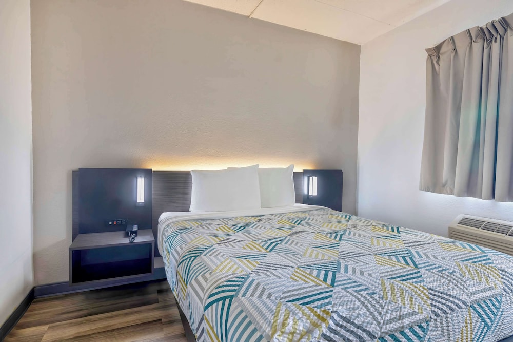 Deluxe Room, 1 Queen Bed, Non Smoking, Refrigerator & Microwave photo 3