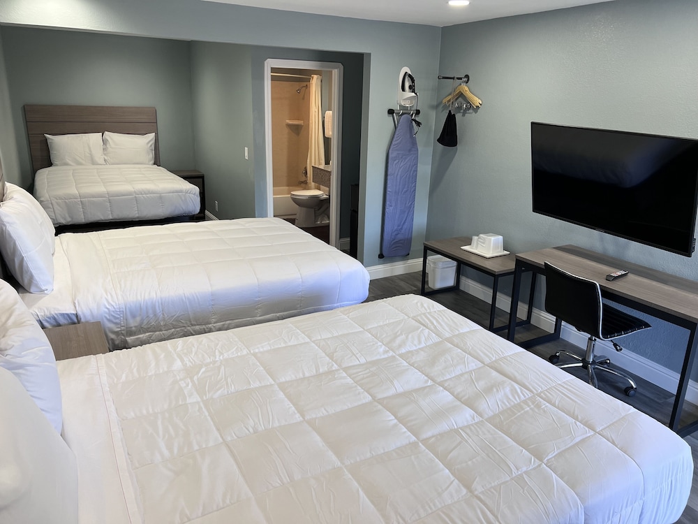 Premium Room, 3 Queen Beds photo 1