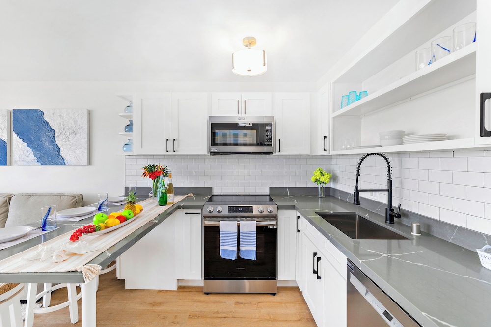 Premium Remodeled Condo with Ocean View and Parking: Premium Apartment, 1 King Bed, Air conditioning, Ocean View (0119) photo