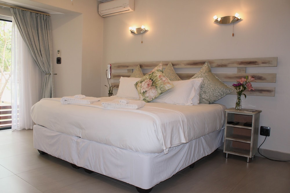 Luxury King Suite photo 1
