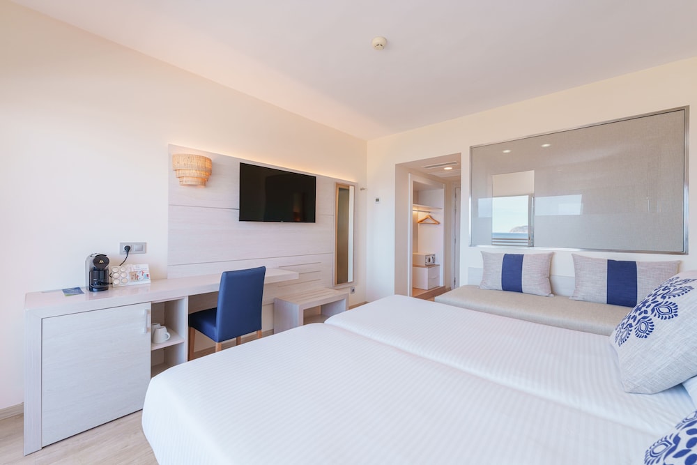 Double Room, Balcony, Pool View - Photo 7