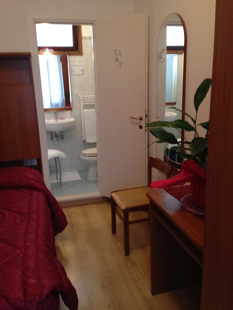 Single Room photo 3
