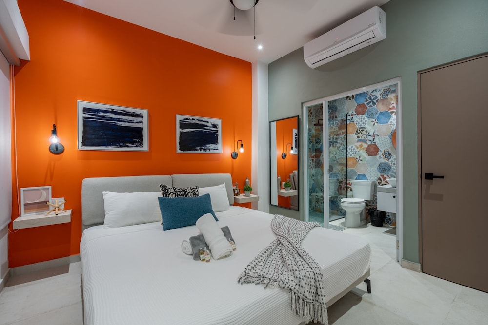 Deluxe Room, 1 King Bed photo 1