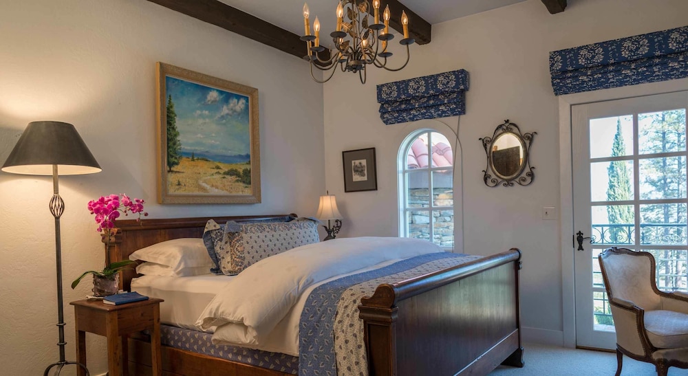 Room, 1 King Bed, Mountain View (The Lavender Room) photo 1