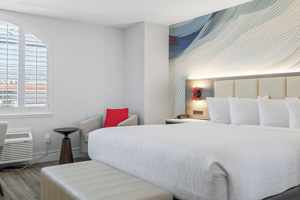 Deluxe Room, 1 King Bed - Photo 4