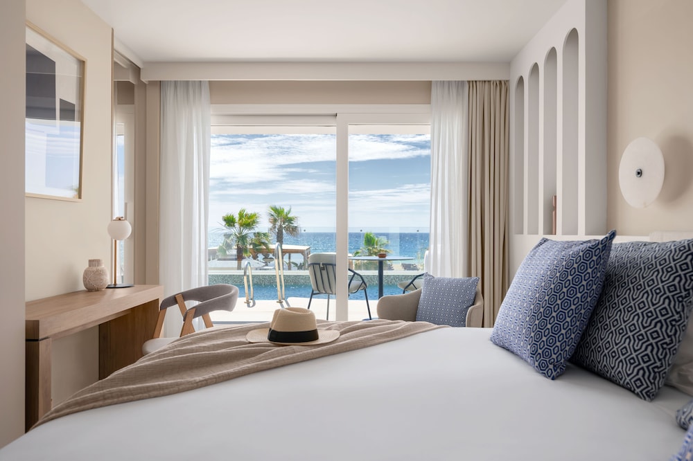 Sea View Suite with Shared Pool thumbnail 5