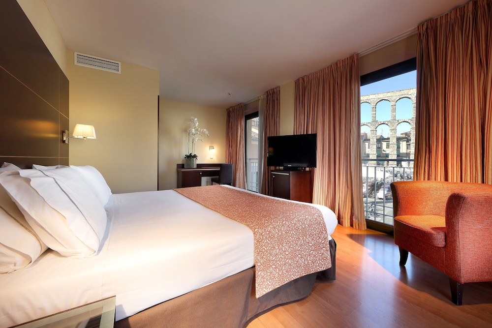 Standard Room (with views) - Photo 2