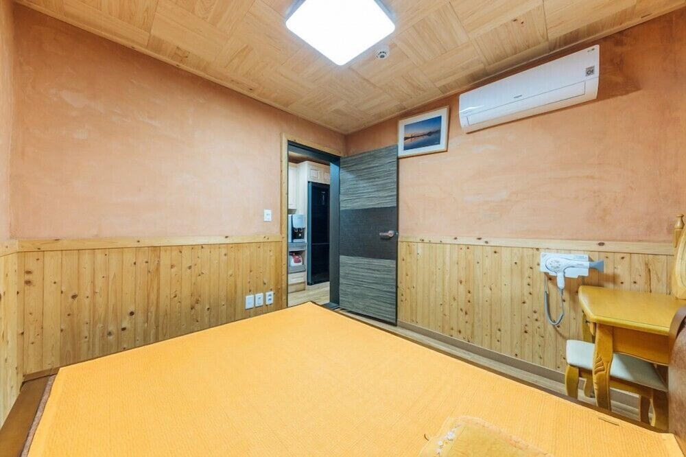 Room (Island 202) - Photo 9