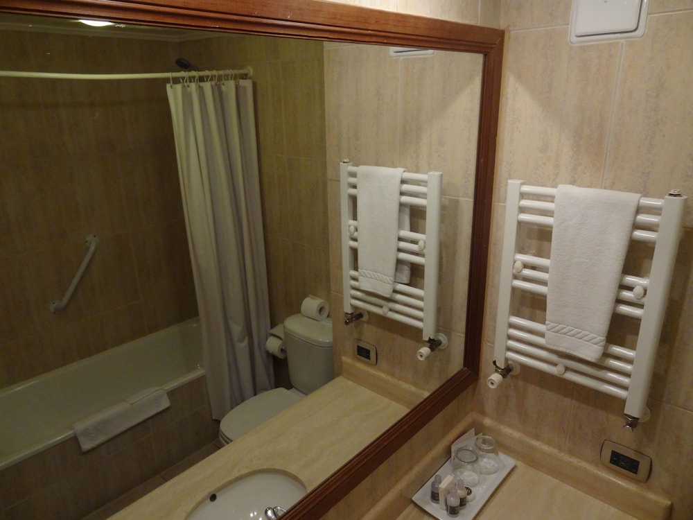 Standard Room, 1 Queen Bed photo 2