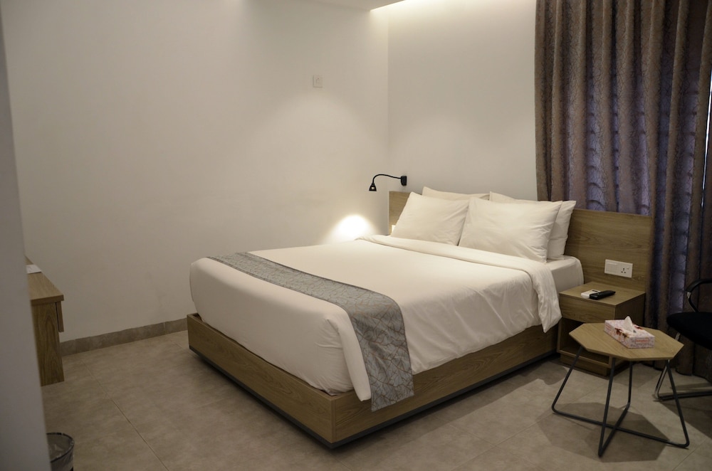 Deluxe Queen Room - Photo 1