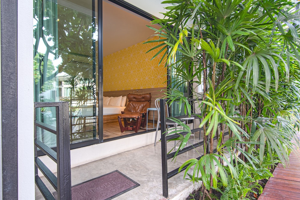 Building Terrace Pool View - Ground floor