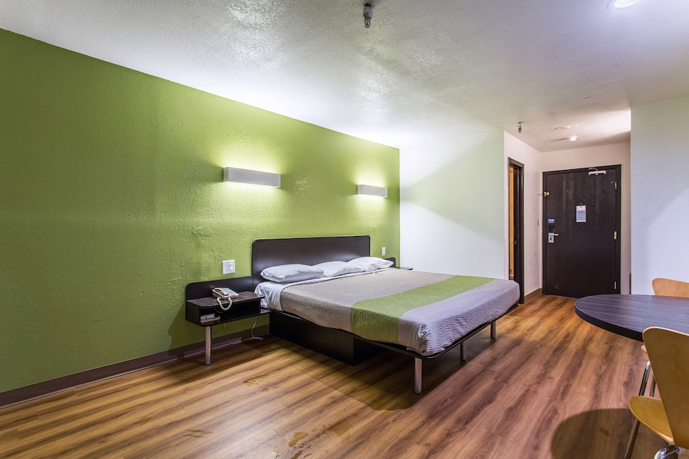 Deluxe Room, 1 Queen Bed, Non Smoking, Refrigerator photo 2