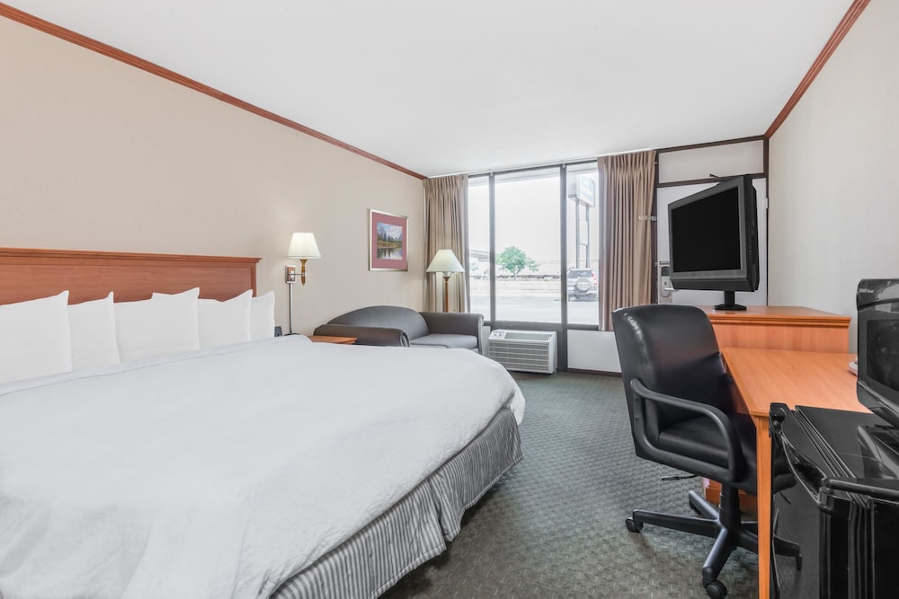 Room, 1 King Bed, Non Smoking - Photo 11