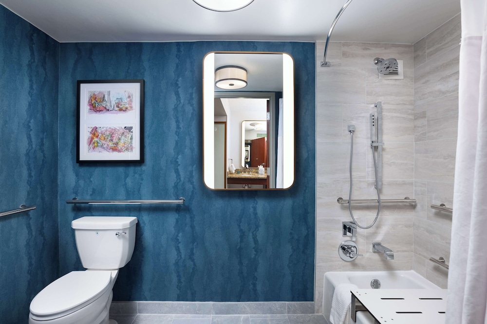 Basic Room, 1 Queen Bed, Accessible, Bathtub - Photo 7