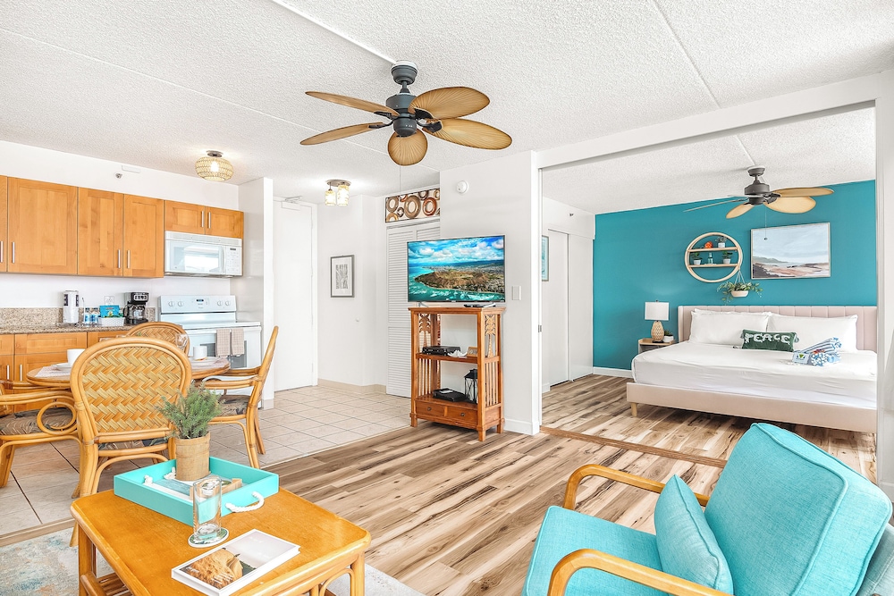 High Floor Ocean View Condo (King Bed and Parking): Condo, 1 Bedroom, Ocean View (0159) photo