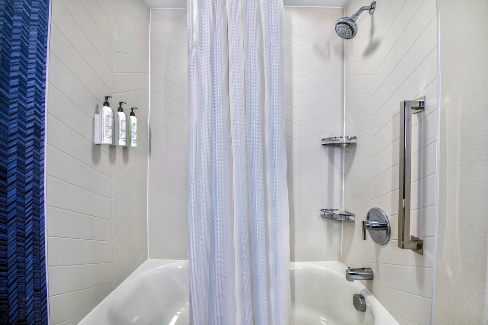 Suite, Multiple Beds (Mobility/Hearing Accessible, Tub) photo 2