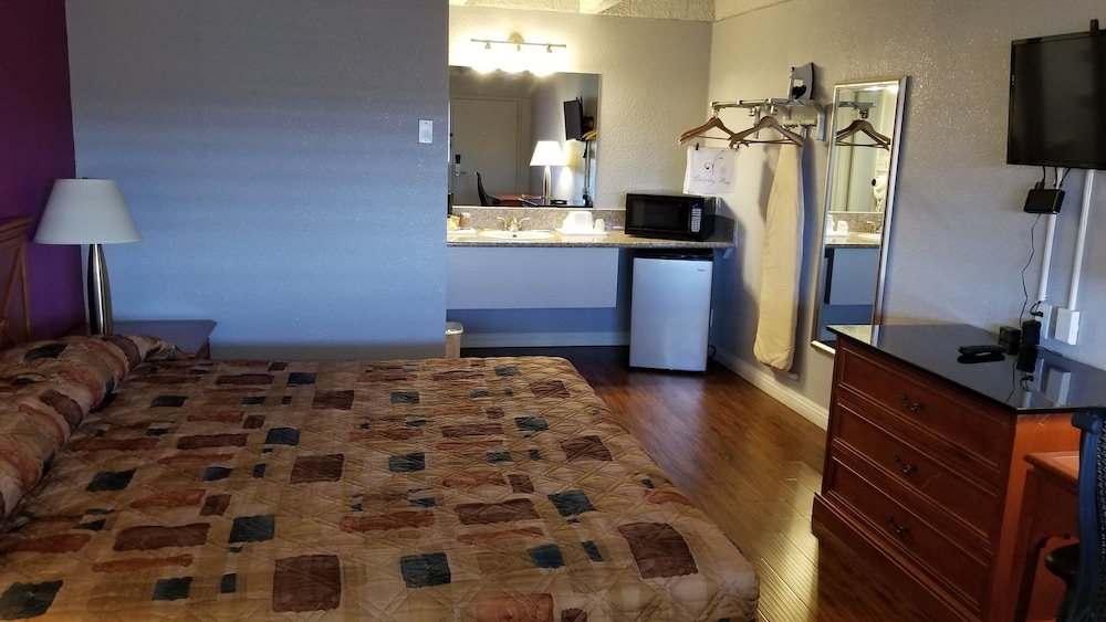 Basic Single Room, 1 King Bed, Smoking photo 1